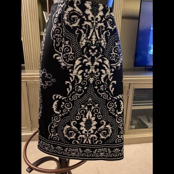 Black and white skirt size 8 - Picture 1 of 4